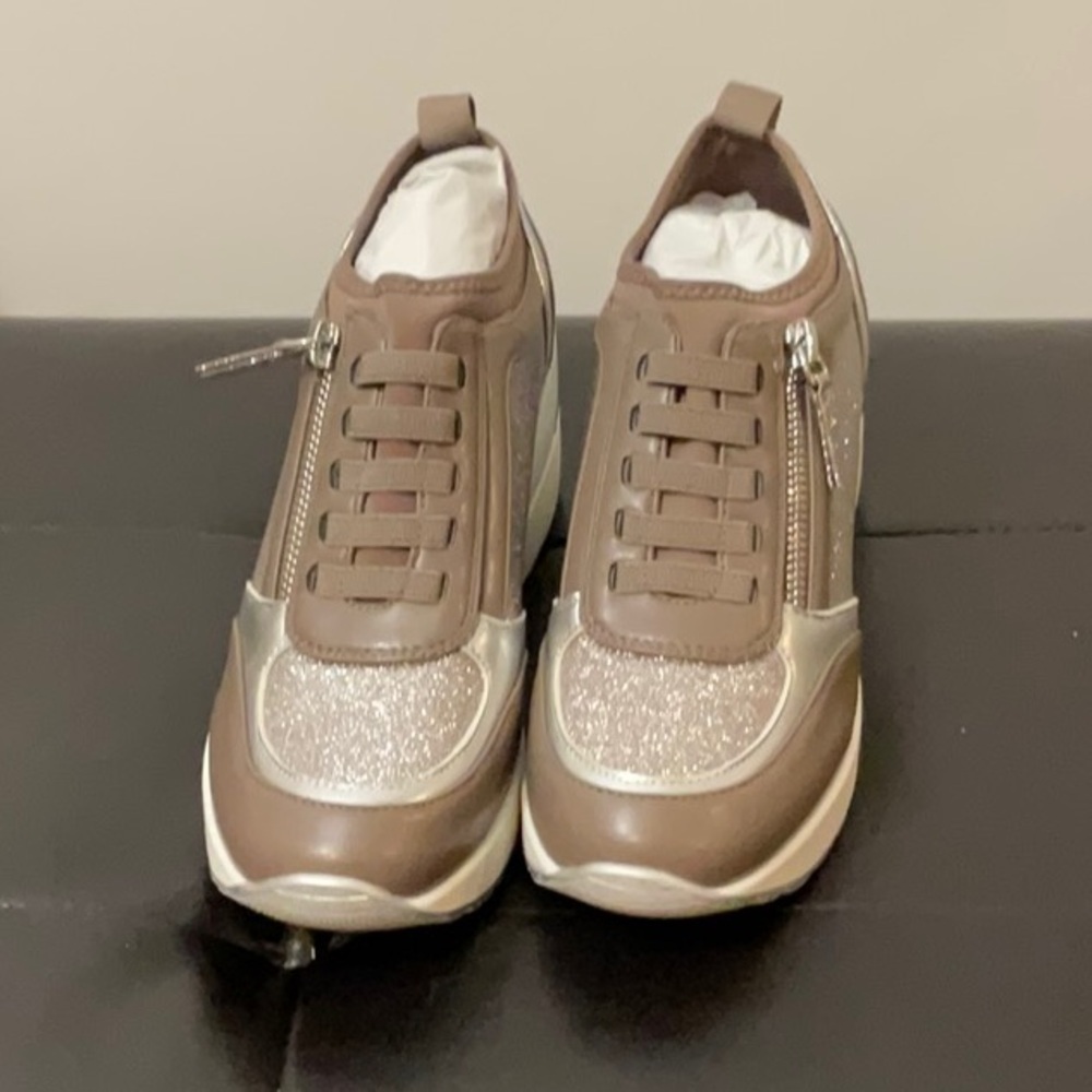 Reaction Kenneth Cole Women's Tan and Silver Sneakers
